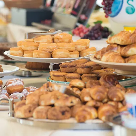 Hotel Vittoria Pool & 4*