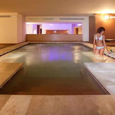 Vittoria Pool & 4*