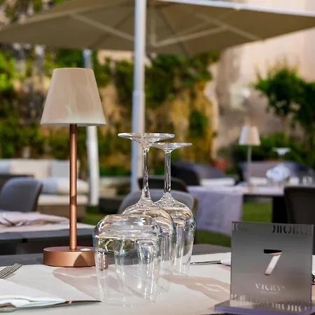 Hotel Vittoria Pool & 4*