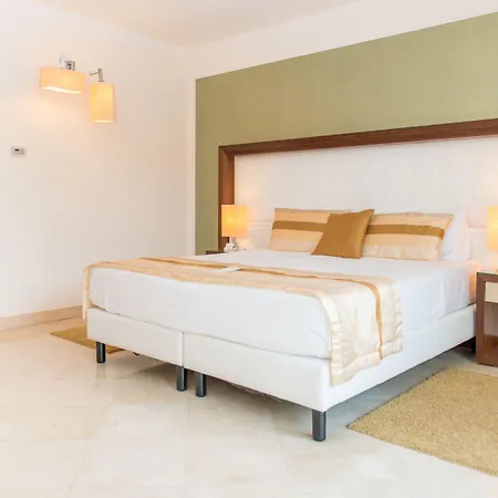Apulia Vittoria Pool & 4* أوترانتو