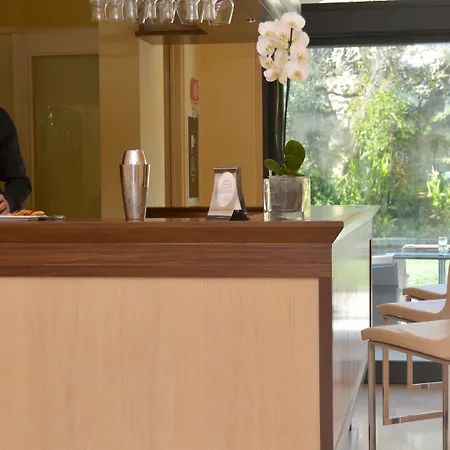 Vittoria Pool & Hotel